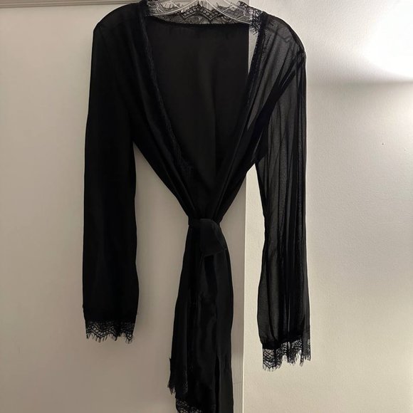 Robe - Picture 2 of 2